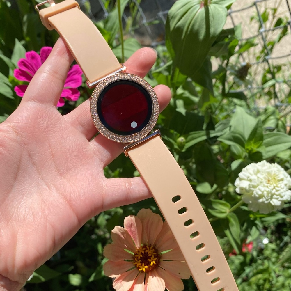 Rose gold diamond sport watch 💘.